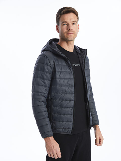 LCWAIKIKI Classic Standart Kalıp Kapüşonlu Erkek Şişme Mont