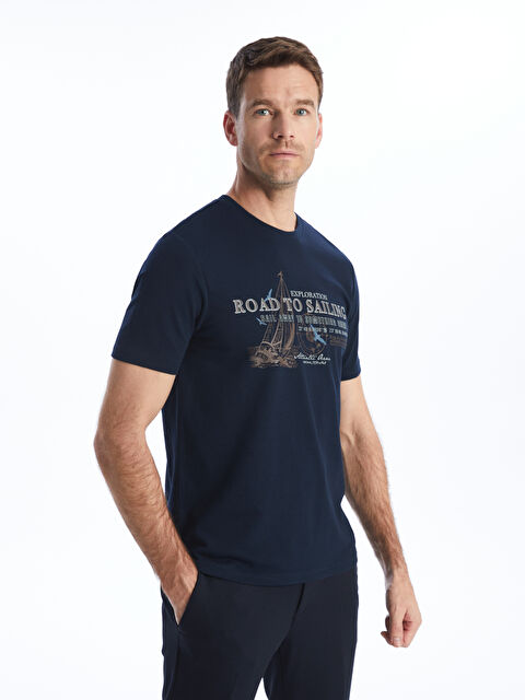 LCWAIKIKI Classic تيشيرت للرجال برقبة دائرية وأكمام قصيرة مصنوع من قطن ممشط ومطبوع - S41697Z8-DWP