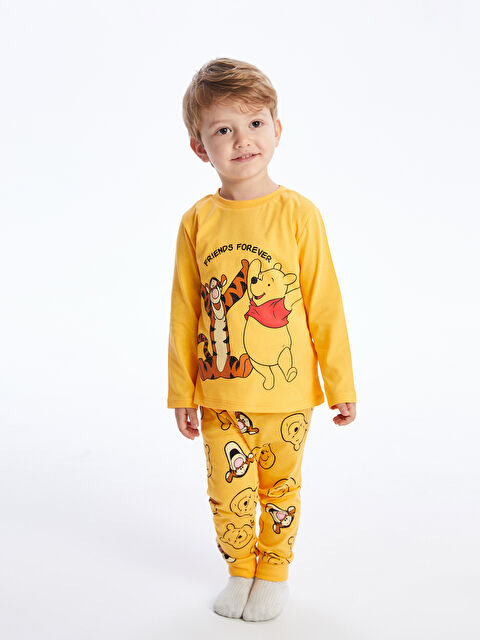 LCW baby طقم بيجاما للأولاد الصغار بطبعة ويني ذا بوه برقبة دائرية وأكمام طويلة - S45753Z1-FVD
