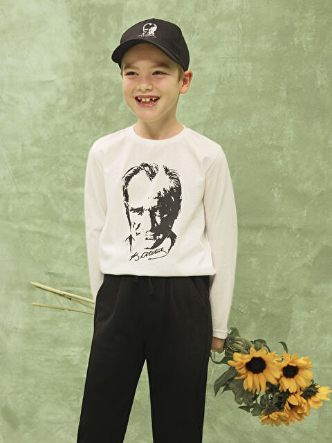 LCW Kids Bisiklet Yaka Atatürk Baskılı Uzun Kollu Erkek Çocuk Tişört - S47211Z4-Q6K