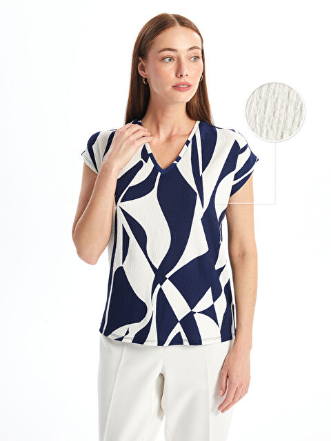 LCWAIKIKI Basic V Yaka Desenli Kısa Kollu Kadın Tişört