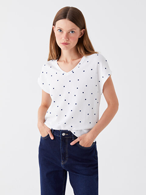 LCWAIKIKI Basic V Yaka Puantiyeli Kısa Kollu Kadın Tişört - S48227Z8-LSJ