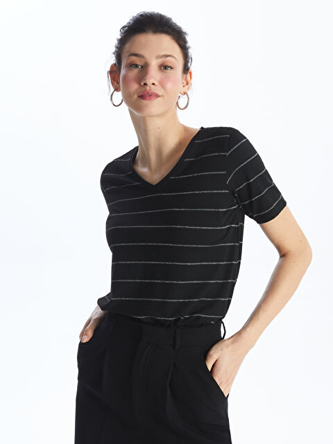 LCWAIKIKI Basic V Yaka Çizgili Kısa Kollu Kadın Tişört