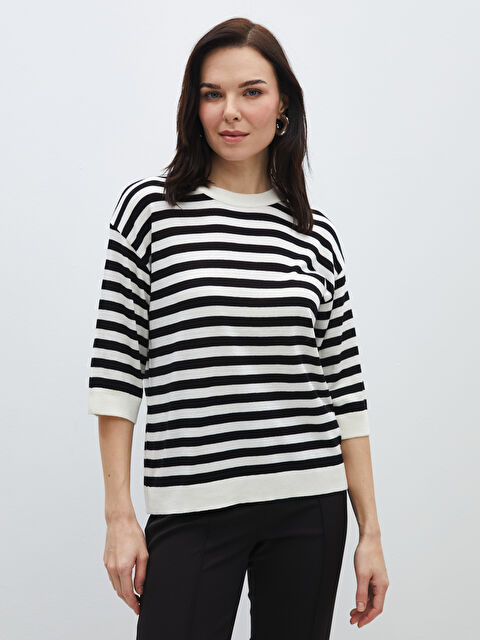 LCWAIKIKI Basic كنزة صوفية تريكو مُخَطَّطة واسعة الحجم برقبة دائرية للسيدات - S4FE41Z8-LEG