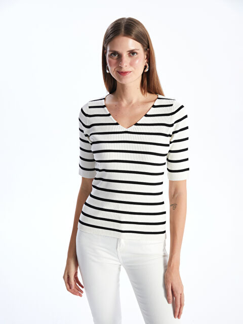 LCWAIKIKI Basic كنزة صوفية تريكو مُخَطَّطة بفتحة رقبة على شكل حرف V وكم قصير للسيدات - S4FE44Z8-LFC