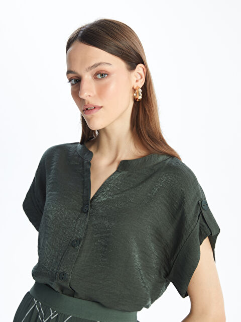 LCWAIKIKI Classic قميص نسائي بياقة مقصوصة سادة بأكمام قصيرة - S4GP90Z8-YE0