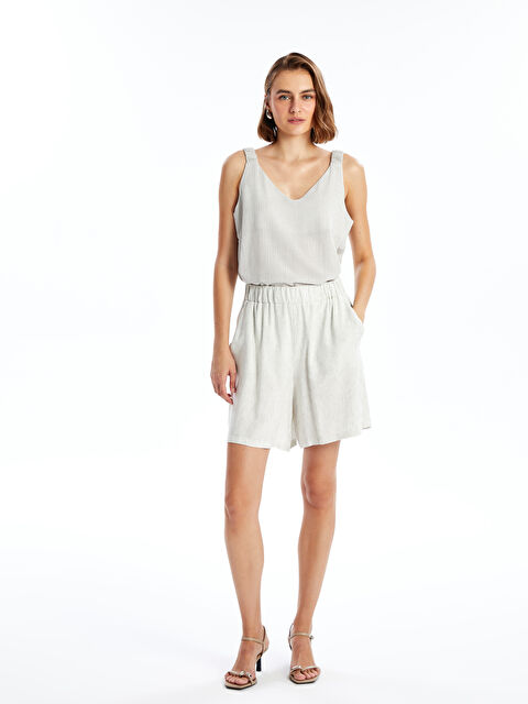 LCWAIKIKI Classic Beli Lastikli Çizgili Keten Karışımlı Kadın Şort - S4KP77Z8-LJX