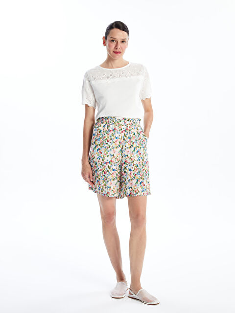 LCWAIKIKI Classic Beli Lastikli Çiçekli Kadın Şort - S4ND14Z8-F9C