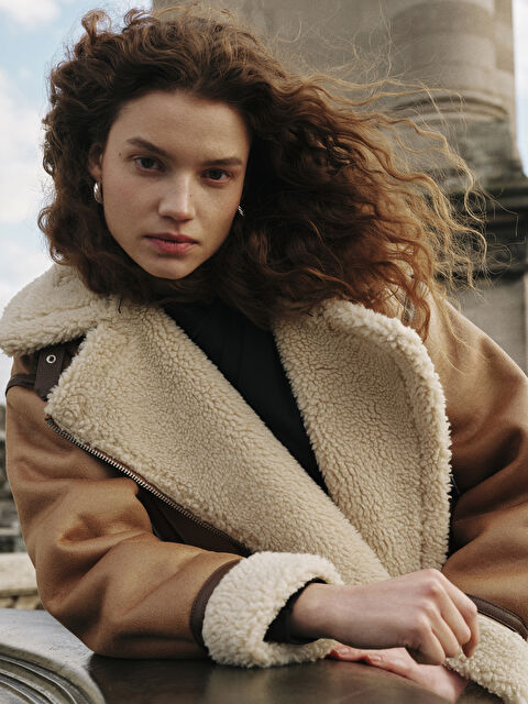 LCW Vision Kürk Yaka Oversize Kadın Deri Görünümlü Mont - W40397Z8-VY1