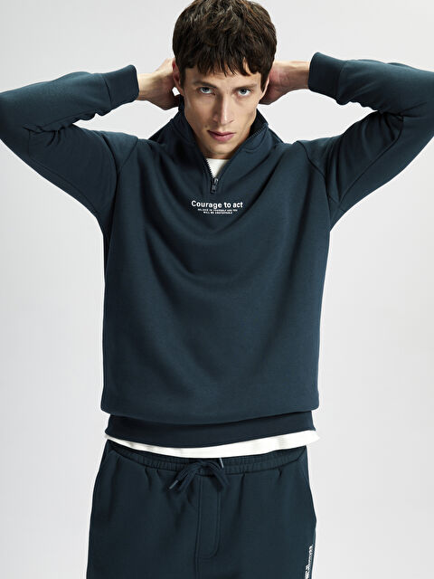 LCWAIKIKI Classic Dik Yaka Uzun Kollu Baskılı Erkek Kalın Sweatshirt - W41571Z8-S8Y