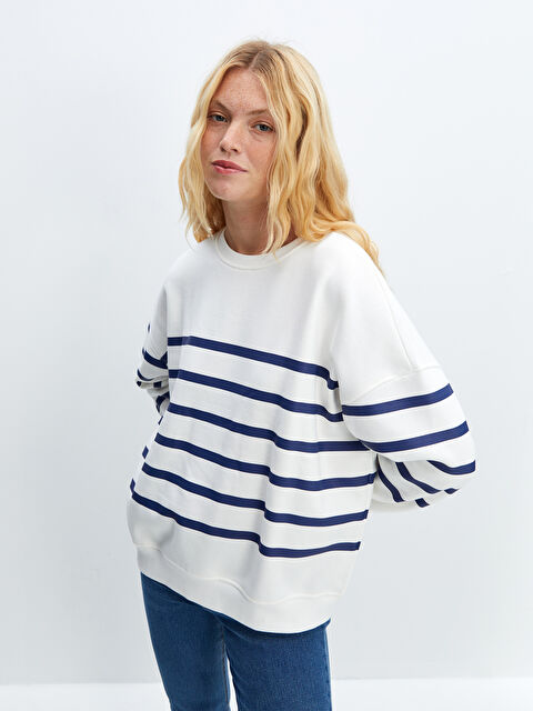 LCW Vision Bisiklet Yaka Çizgili Oversize Kadın Kalın Sweatshirt - W43323Z8-SZ5