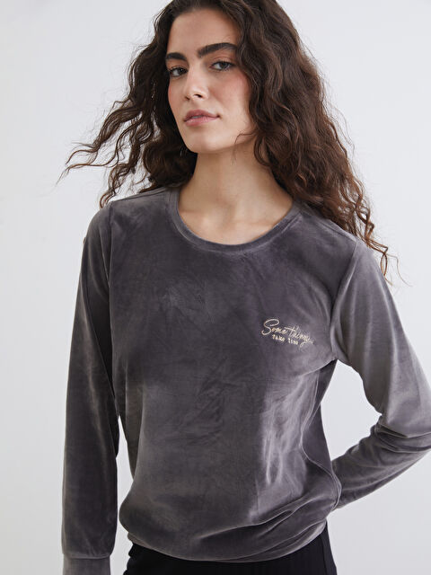 LCW DREAM Bisiklet Yaka Nakışlı Kadife Kadın Pijama Üstü - W43424Z8-H0H