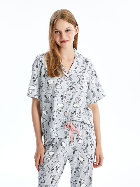 LCW DREAM Gömlek Yaka Snoopy Baskılı Kısa Kollu Kadın Pijama Takımı - W44503Z8-998