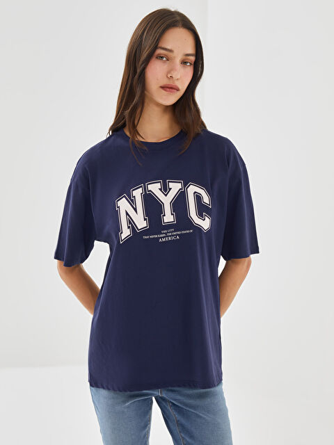 LCW Vision Bisiklet Yaka Baskılı Kısa Kollu Oversize Kadın Tişört - W45695Z8-HFH