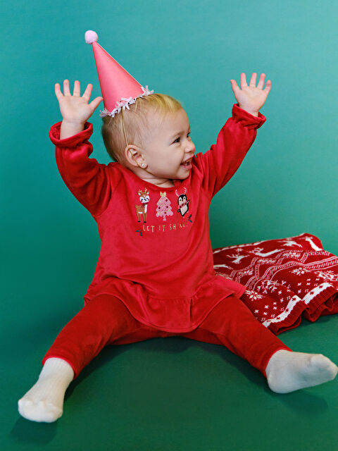 LCW baby Yılbaşı Temalı Kadife Kız Bebek Pijama Takımı - W4DU48Z1-HC3