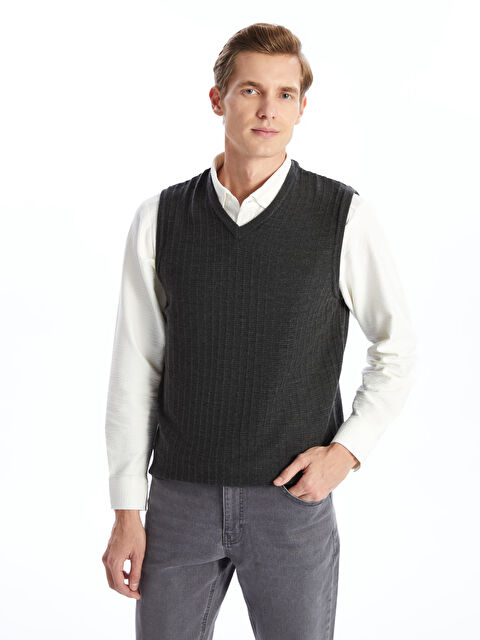 LCWAIKIKI Classic Standart Kalıp V Yaka Erkek Triko Süveter - W4FV35Z8-LAM