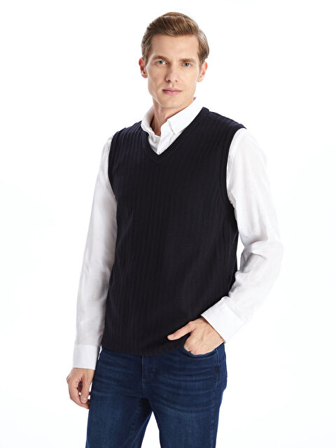 LCWAIKIKI Classic Standart Kalıp V Yaka Erkek Triko Süveter - W4FV35Z8-RFH