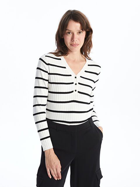 LCWAIKIKI Basic V Yaka Çizgili Uzun Kollu Kadın Triko Kazak - W4GR35Z8-LFC