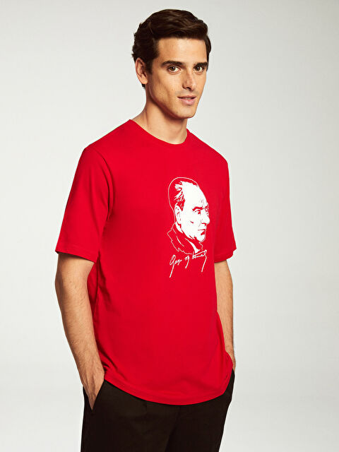 LCWAIKIKI Classic Bisiklet Yaka Kısa Kollu Atatürk Baskılı Penye Erkek Tişört - W4GY17Z8-HJY