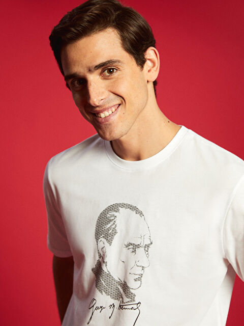 LCWAIKIKI Classic Bisiklet Yaka Kısa Kollu Atatürk Baskılı Penye Erkek Tişört - W4GY17Z8-Q6K