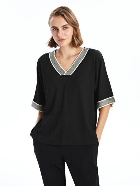 LCWAIKIKI Basic V Yaka Desenli Oversize Dokulu Kadın Bluz - W4IS85Z8-CVL