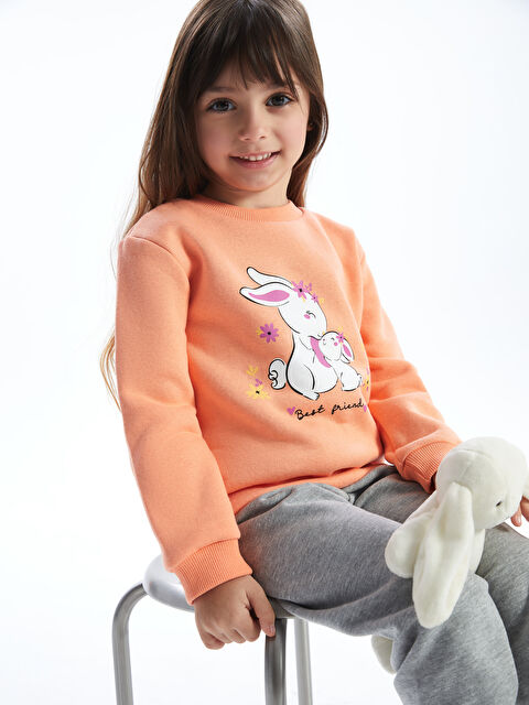 LCW Kids Bisiklet Yaka Uzun Kollu Baskılı Kız Bebek Sweatshirt ve Eşofman 2'li Takım - W4JB36Z1-FLS