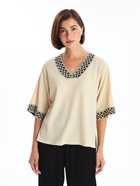 LCWAIKIKI Basic V Yaka Desenli Kadın Bluz - W4JC09Z8-FX0