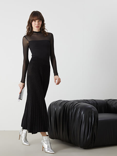 LCWAIKIKI Classic Beli Lastikli Parlak Görünümlü Kadın Triko Etek - W4L239Z8-CVL