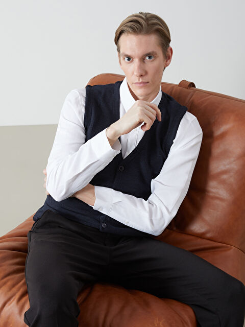 LCWAIKIKI Classic Standart Kalıp V Yaka Erkek Triko Yelek - W4M606Z8-RFH