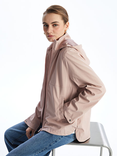 LCWAIKIKI Classic Kapüşonlu Düz Deri Görünümlü Kadın Yağmurluk - S51941Z8-JH3