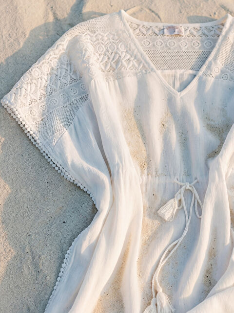 LCW DREAM V Yaka Dantel Detaylı Plaj Elbisesi