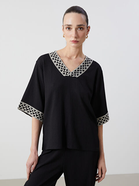 LCWAIKIKI Classic V Yaka Desenli Kadın Bluz - S5AI73Z8-CVL