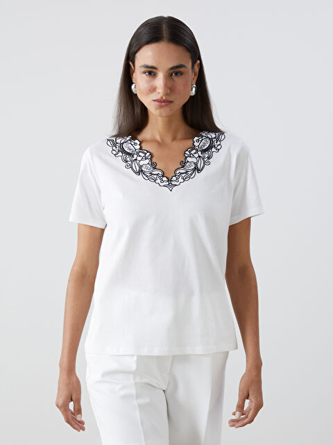 LCWAIKIKI Classic V Yaka Çiçekli Kadın Bluz - S5AT14Z8-FEW