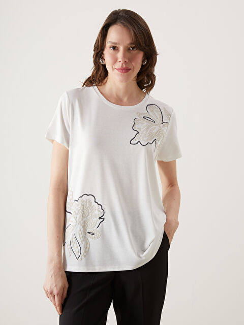 LCWAIKIKI Classic Bisiklet Yaka Çiçekli Kadın Tişört - S5AT31Z8-FEW