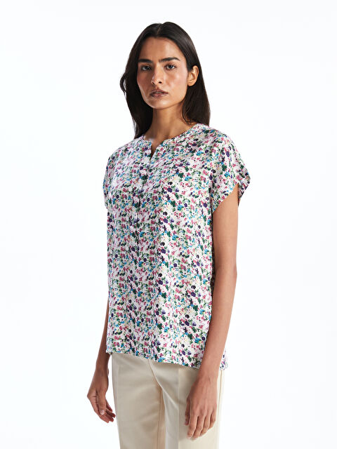 LCWAIKIKI Classic Μπλούζα με Λαιμόκοψη με Εγκοπή Φλοράλ για Γυναίκες