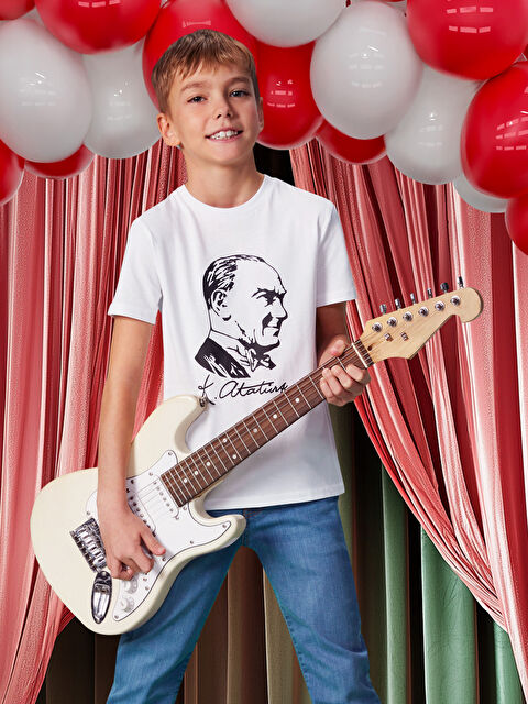 LCW Kids Bisiklet Yaka Atatürk Baskılı Erkek Çocuk Tişört - S5CE07Z4-Q6K