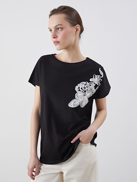 LCWAIKIKI Classic Bisiklet Yaka Aplike Detaylı Kadın Tişört - S5G610Z8-CVL