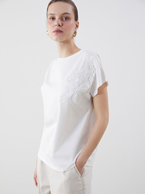 LCWAIKIKI Classic Bisiklet Yaka Aplike Detaylı Kadın Tişört - S5G610Z8-R9J