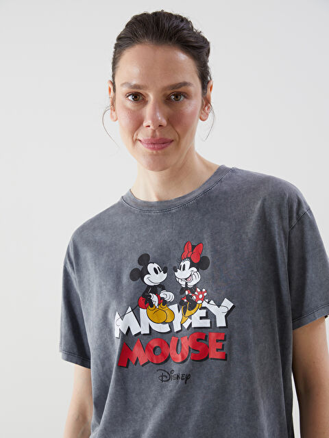 LCW Comfort Bisiklet Yaka Mickey ve Minnie Mouse Baskılı Kadın Tişört - S5IN32Z8-HJU