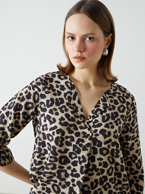 LCWAIKIKI Classic V Yaka Leopar Desenli Kadın Bluz - S5J951Z8-LQB