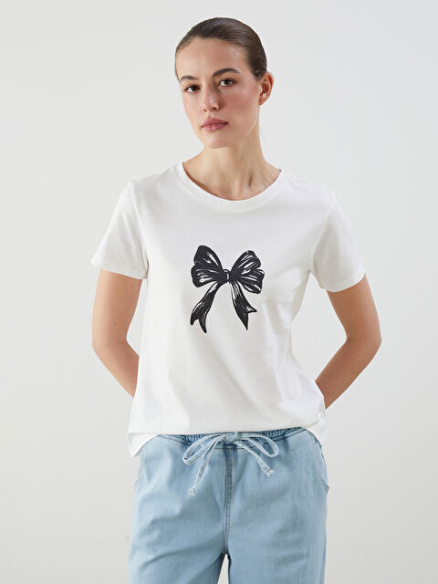 LCWAIKIKI Classic Bisiklet Yaka Fiyonk Baskılı Kadın Tişört - S5JD43Z8-Q6K