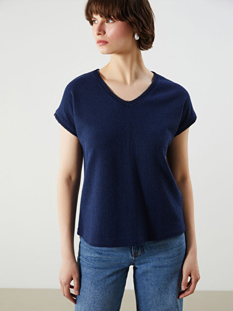 LCWAIKIKI Classic V Yaka Dokulu Kadın Tişört - S5JD61Z8-R4J