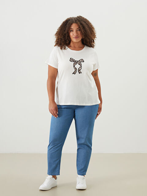 LCWAIKIKI Classic Bisiklet Yaka Kurdele Nakışlı Kadın Tişört