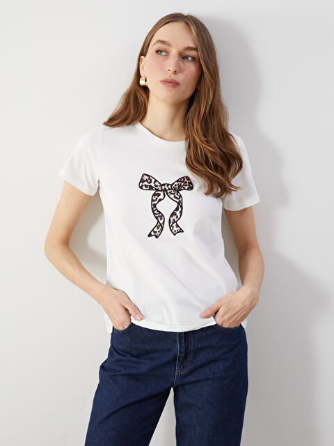 LCWAIKIKI Classic Bisiklet Yaka Kurdele Nakışlı Kadın Tişört - S5JT11Z8-R9J