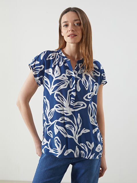 LCWAIKIKI Classic V Yaka Çiçekli Kadın Bluz - S5JU09Z8-LQQ