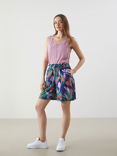 LCWAIKIKI Classic Beli Lastikli Çiçekli Kadın Şort - S5KJ54Z8-LSJ