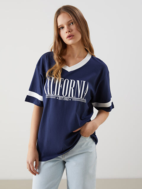 XSIDE V Yaka California Baskılı Oversize Kadın Tişört - S5LO35Z8-R4J