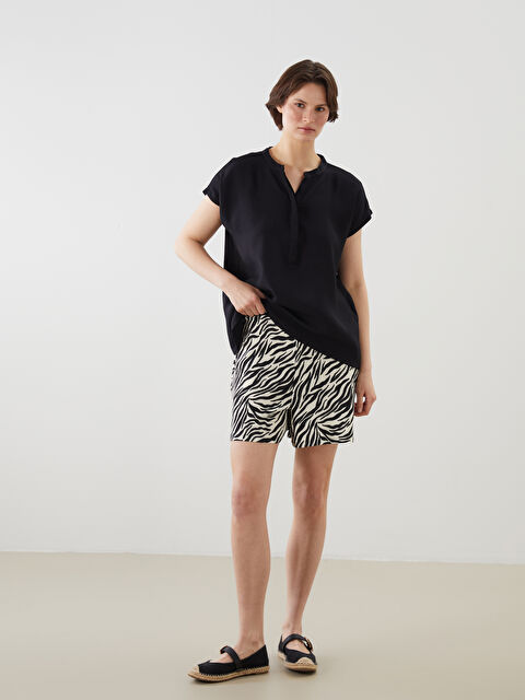 LCWAIKIKI Classic Beli Lastikli Zebra Desenli Kadın Şort - S5NE49Z8-LQJ