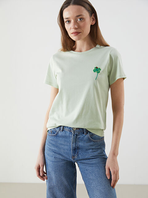 LCWAIKIKI Classic Bisiklet Yaka Çiçekli Kadın Tişört - S5NY03Z8-G2G