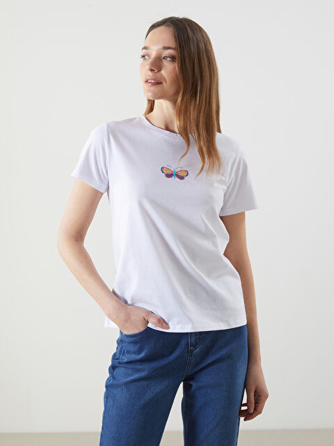 LCWAIKIKI Classic Bisiklet Yaka Kelebek Nakışlı Kadın Tişört - S5NY03Z8-L7Y